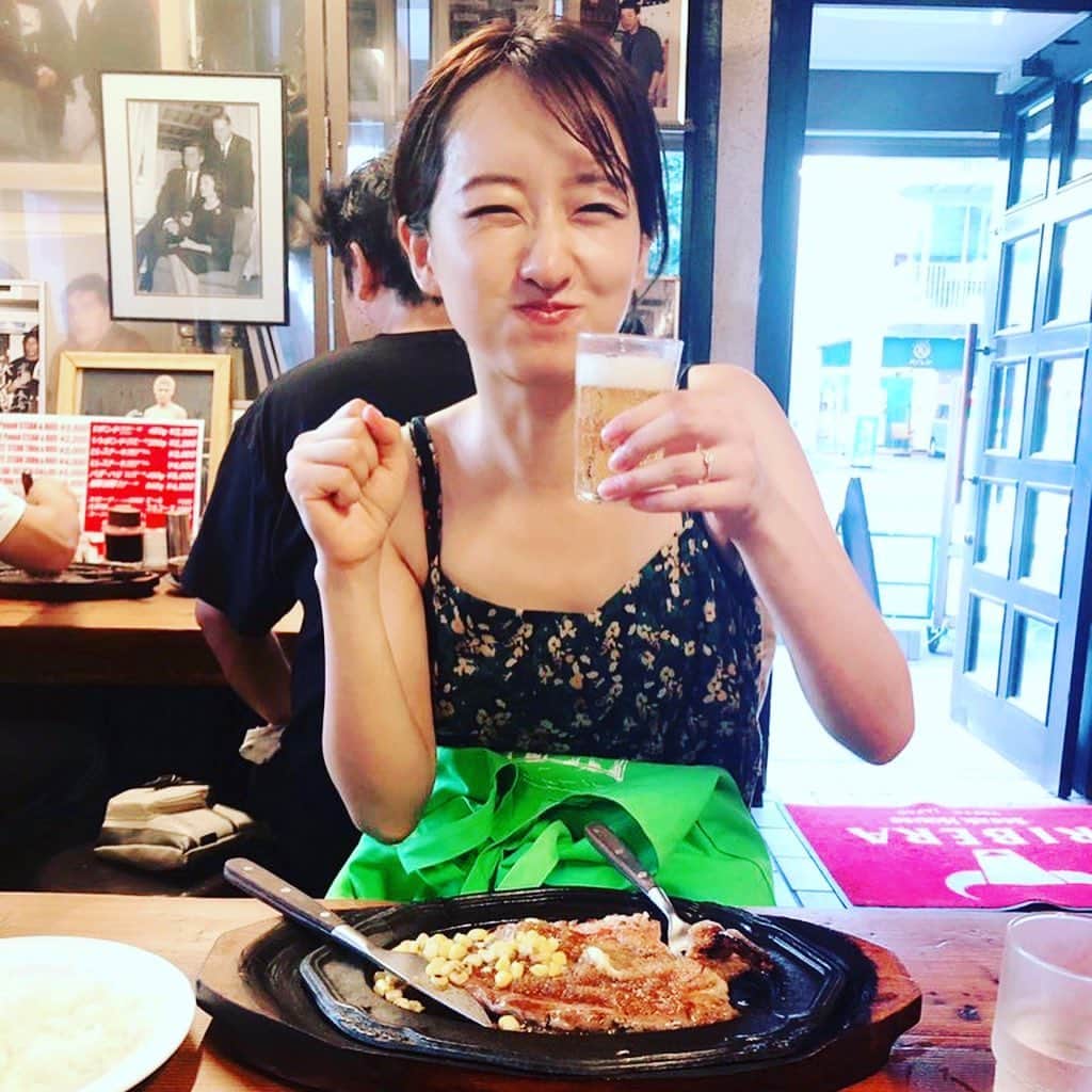 倉田茉美のインスタグラム：「ポーズが腹立つけど肉とビールうまい。今週もふぁいとです🍖 #いつかの日のリベラ #キンさんごち」