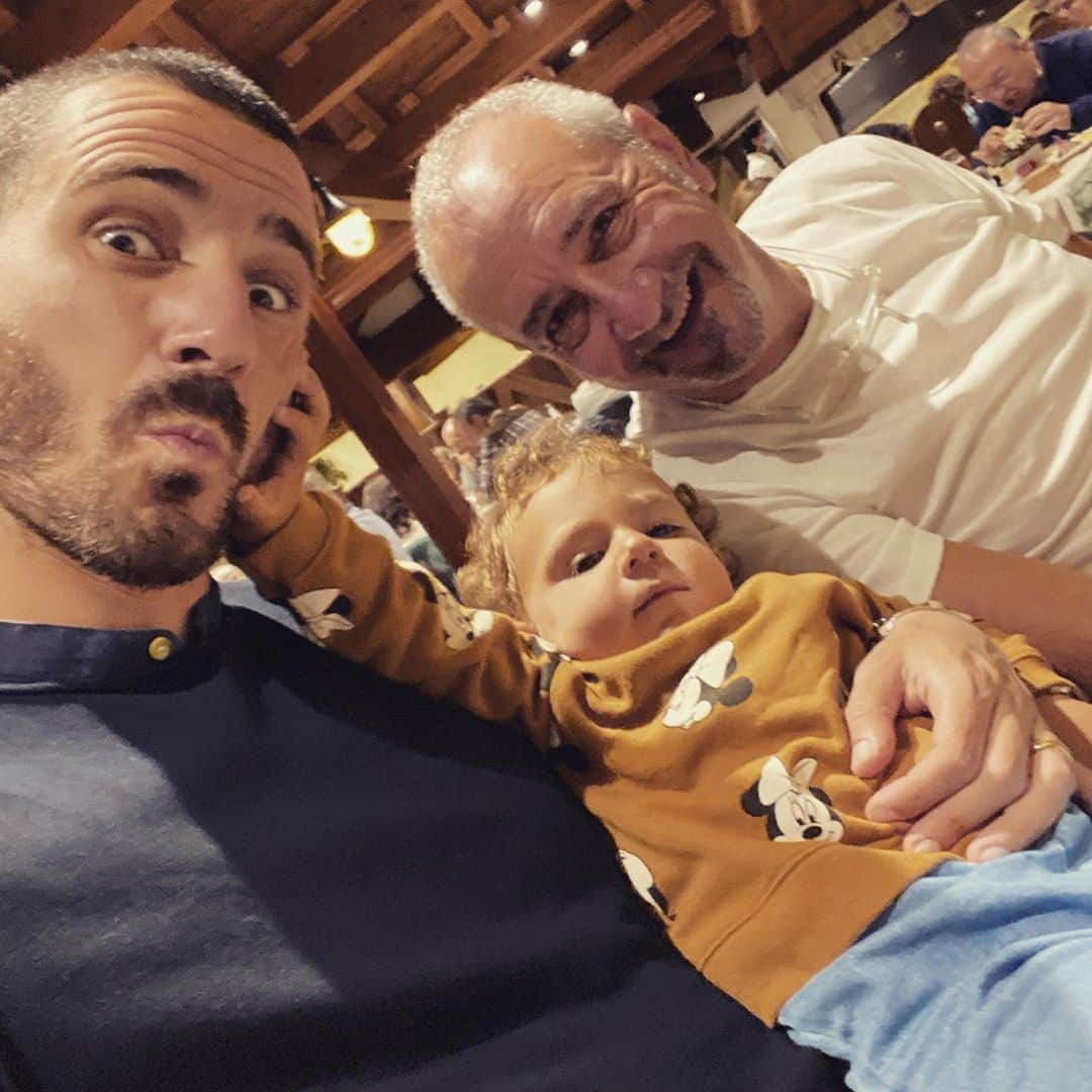 レオナルド・ボヌッチさんのインスタグラム写真 - (レオナルド・ボヌッチInstagram)「Buonanotte da Bonucci, Bonuccina e Bonuccione!! 🤣🤣🤣 #3generazioni #nonno #estate2020」8月20日 6時47分 - bonuccileo19