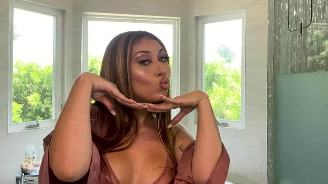 のインスタグラム：「Earlier this month, @kaliuchis pulled out all the stops in the video for her new single “Aquí Yo Mando.” On a daily basis, however, @kaliuchis takes a slightly subtler above-the-neck approach, inspired by ’90s glam. Here, she reveals all of her beauty secrets; tap the link in our bio for the full video.」