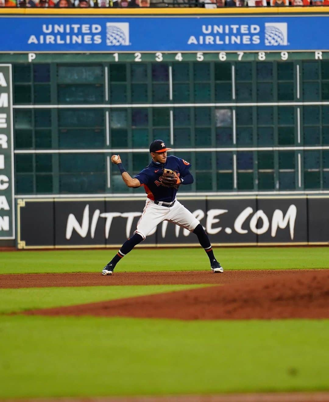 カルロス・コレアさんのインスタグラム写真 - (カルロス・コレアInstagram)「6 + 4 + 3 = 2 🤘🏽」8月20日 7時15分 - teamcjcorrea