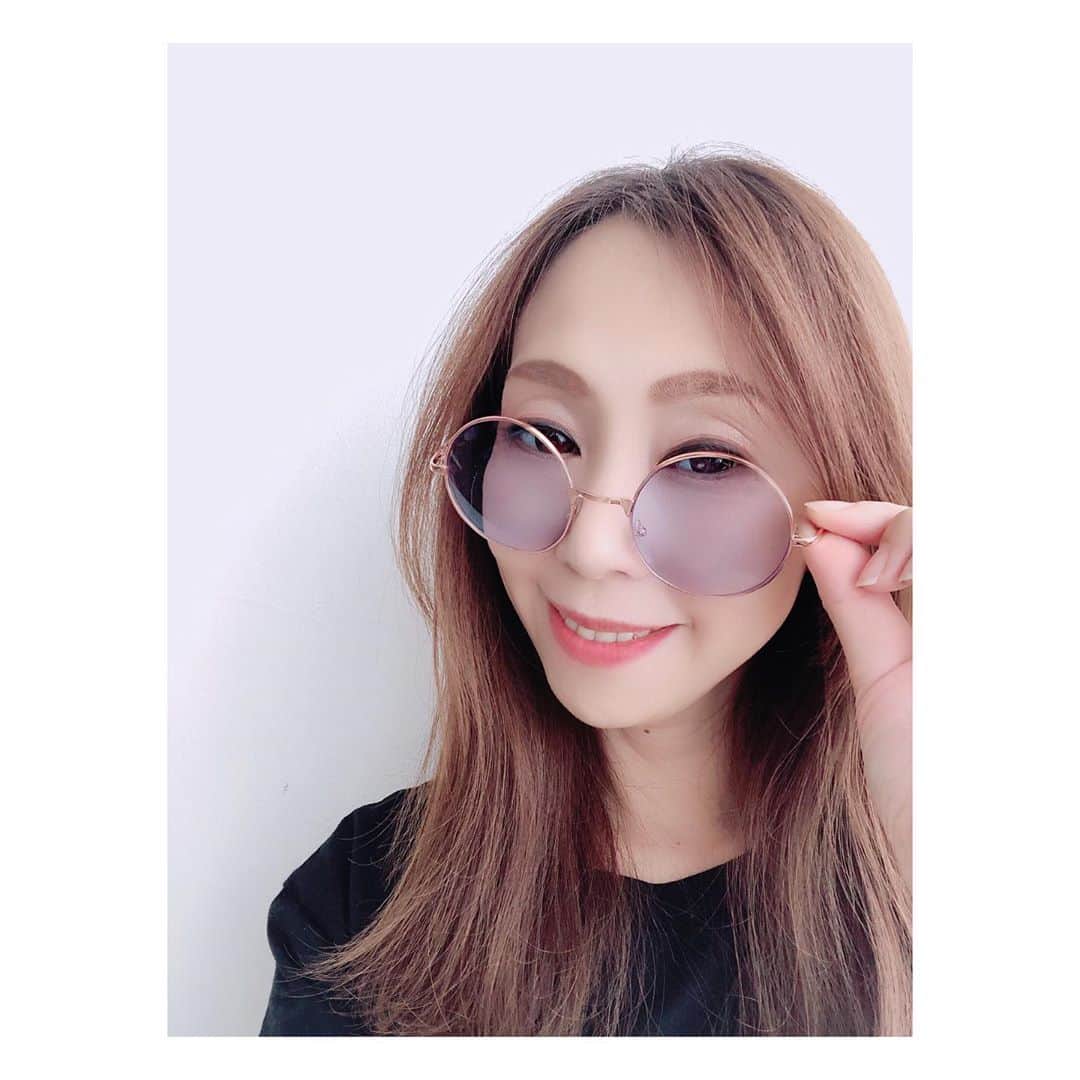 のインスタグラム：「・ 皆さま、おはようございま〜す♬ 本日は以前…数回に渡りpostしたお遊びshot。。。❤︎ 忘れた頃に「キター！！」のやつですっ…（笑）😁 事務所にあった「メガネで遊んでみたっ♬」シリーズ！？ はいっ！「パリピめがね」のpic。。。♬ 夏はサングラスかな〜なんて思って… またまたアップしちゃいますっ♬ 朝からこんなpicでいいのか…！？とも思ったり…💦 「夏だな〜！！」なんて思ってもらえると嬉しいで〜す♬ 今日も暑さに負けず頑張りましょう〜👍 ・ #撮影#shooting#モデル#大原由美子#model#関西モデル#神戸モデル#模特#写真を撮るのが好きな人と繋がりたい #ootd#メガネ女子#ファインダー越しの私の世界#ファッションモデル#被写体#写真を撮るのが好きな人と繋がりたい#関西アパレルモデル#お洒落さんと繋がりたい #ジャイグル#sunglasses#Japanesemodel#メガネ で撮影#👓#アパレルモデル#jaiguru#写真好きな人と繋がりたい#webモデル#カメラマンさんと繋がりたい#모델#coordinate#サロモ」