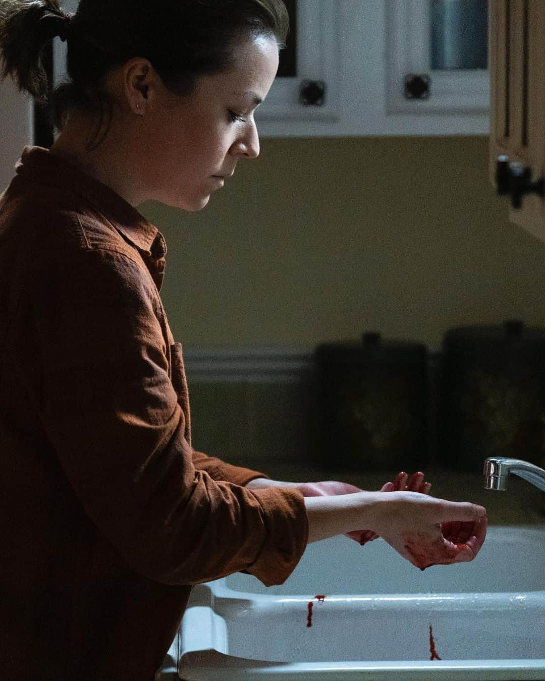 ティナ・マジョリーノのインスタグラム：「If you’re looking for some nightmare fuel, Jenny’s got you covered.  #Delivered is still on @hulu #IntoTheDark #WashYourHands」