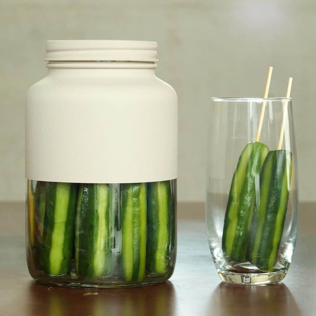 Komerco-コメルコ-さんのインスタグラム写真 - (Komerco-コメルコ-Instagram)「. 魅せる容器に何入れよう🌻 ボトル型キャニスター  コーヒー豆やグラノーラ、ナッツなど、 普段使いの食材を入れて並べると、 キッチンが明るくすっきりとした空間に✨  広口で、フタもしっかり閉まるので、 保存食などの仕込みに活用できるのもポイント。  この時期は、きゅうりの1本漬けや 夏野菜のピクルスなどを保存するのもオススメです🥒  色やサイズ違いをいくつか集めて、 キッチン収納をより楽しく素敵にしてみませんか😉  ------------------------------- PA／PA　Bottle Large　Beige https://komer.co/products/ifXoKd34rfQvIGEQdNZl  ▷こちらの作品はKomercoアプリとWebサイトでクリエイターから直接ご購入いただけます。 ホーム画面の検索窓で「PA」と検索してください🔎  ▷Web版はプロフィールリンクから📲 @komerco_official  ▷iOS版アプリのダウンロードはAppStoreにて「Komerco」または「コメルコ」と検索🔎 -------------------------------  #komerco #コメルコ #cookpad #クックパッド #komercoごはん #料理をもっと楽しく #おうちごはんを楽しもう #おうちごはん #instafood #foodpic #cookinglove #手しごと #komercoクラフト #クラフト #手作り  #グラノーラ #キャニスター #きゅうりの一本漬け #自家製 #きゅうり #保存食  #PAボトル #PA #ガラス瓶 #キッチン雑貨 #ギフト #コーヒー #ボトル #乾物収納 #保存瓶」8月20日 7時30分 - komerco_official