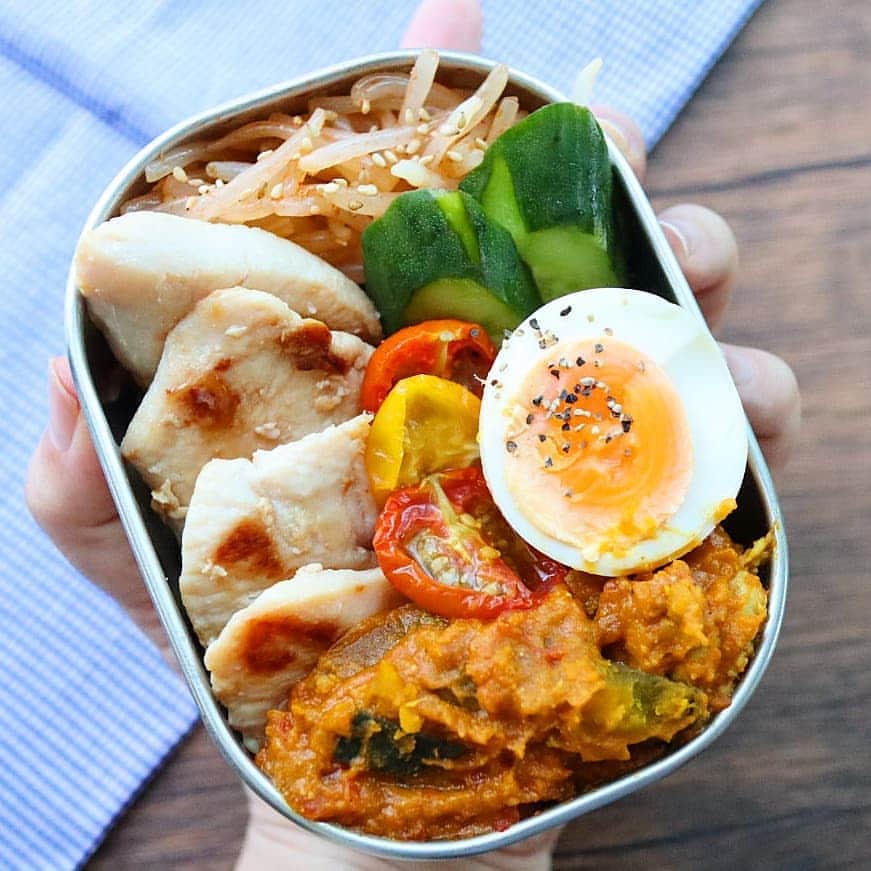 yukirichi119のインスタグラム：「2020/08/20(木) #2020ゆきりち弁当 ＊ おはようございます🌞 朝、寒くて目覚める。 秋だわー。 もうすぐ雪降るー😱😱😱 とか言ってるけど、 日中はゆきりち。地方もまだまだ暑いので、 水分しっかりとって頑張りますー😎 ＊ 発酵食品三昧になった(笑) ゆるっと糖質オフのオット弁当🍱 お弁当箱⇒360㎖ ✼••┈┈┈┈••✼••┈┈┈┈••✼ ●ご飯がわりのもやしのナムル ●鶏むね肉の塩麹漬け焼き ●きゅうりのぬか漬け ●ヨーグルトカレー←後でブログに書きます🖐 ●おかか味玉✪ ●セミドライトマトのオイル漬け←ブログにレシピあります🖐 ✪→1冊目著書にレシピあり〼 ✼••┈┈┈┈••✼••┈┈┈┈••✼ 昨日紹介した、自分専用サプリ 【FUJIMI】( @fujimi_official さん)シリーズのフェイスマスク✨ 始めてみた😌 ＊ このマスクもサプリ同様、カスタマイズ。 質問に答えていくと 自分に合ったマスクを選んでくれる。 これ、なんと言っても 二層式の美容液の量がハンパない🤩 顔だけじゃなく身体にもぬりぬり。 すーんごい入ってくの分かるから なんとまぁ干からびてたんだなと😂😂😂 ＊ 気になる方は、 ストーリーにリンク貼っとくので 覗いてみてねー☺️ ------------------------------------------------ ゆきりち。著書📕は、1冊目も2冊目も プロフ( @yukirichi119 )のリンクから Amazonに飛べます📖 おうち時間にぜひぜひ🤗 アメブロも ちょこちょこ更新してるので 見てもらえたら嬉しいです😊 アメブロへもプロフのリンクから飛べます🔗 --------------------------------------------------- #pr #FUJIMI #美容 #カスタマイズサプリ#カスタマイズマスク #ゆきりち #工房アイザワ #昼食 #diet #お弁当 #弁当 #作り置き #食べて痩せる #bento #旦那弁当 #lunchbox #昼ごはん #Japanesefood #炭水化物抜き #地味弁 #ダイエット弁当 #手抜き弁当 #塩麹 #ダイエット #bento #夫弁当 #糖質オフ #糖質制限 #発酵食品」