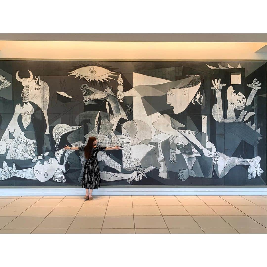 赤嶺紗羅のインスタグラム：「実寸大3.49 m x 7.77 m❣️  #ピカソ の #ゲルニカ 大迫力でした✨ ， #大塚国際美術館 🖼🎨 ， ， ， 🌸レッスンのご案内🌸 ， ， 火💠studio MAI 緑橋メインスタジオ 「コンディショニングヨガ」18:30〜19:30 ， 水💠studio MAI 緑橋メインスタジオ 「リフレッシュヨガ」☀️10:00〜11:00 ， ， 木💠スパワールド♨️ @spaworld_jp 「アロマヨガ 」18:30〜19:30 ， ， 金💠studio classone 「朝ヨガ」☀️07:00〜08:00 ， ， 金💠 salon Embellir 会員様ヨガレッスン🧘‍♀️ @salon_embellir_714 ， ， 土💠スパワールド♨️ @spaworld_jp 「リラックスヨガ 」17:00〜18:00 ， ， ，  #diet #fitnessgirl #japanesegirl #cafe #yoga #japanese #japanesegirl #japan #asiangirls #japanesefood #ヨガ大阪 #フリーランス #ホットヨガ #ヨガ #プチプラコーデ #ヨガインストラクター #日本 #ボディメイク #全米ヨガアライアンス #ワンピース #コーディネート #日帰り旅行 #旅行 #美術館」