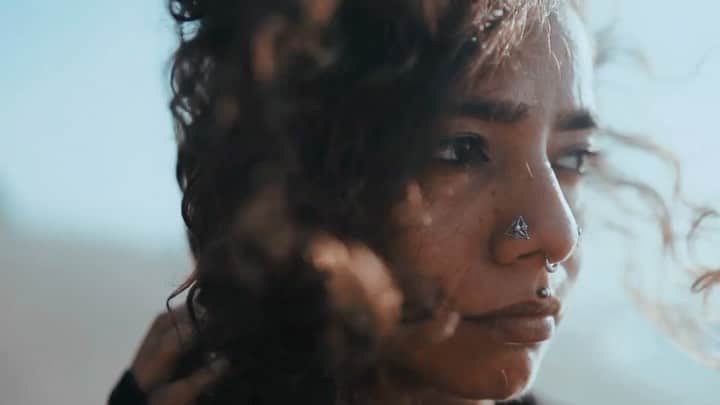 Mali-Koa Hoodのインスタグラム：「SWIPE TO SEE ME SINGING SML AT 16 😰 Someone sent me this video of me in high school singing Show Me Love on the bus at the top of my lungs. I had had no idea it existed till a few days ago. So the world does indeed come full circle ⭕️ So grateful to have a version of my own that I’m proud of. 16 year old me had no idea. Also, BRING BACK THAT CONFIDENCE SIS X」