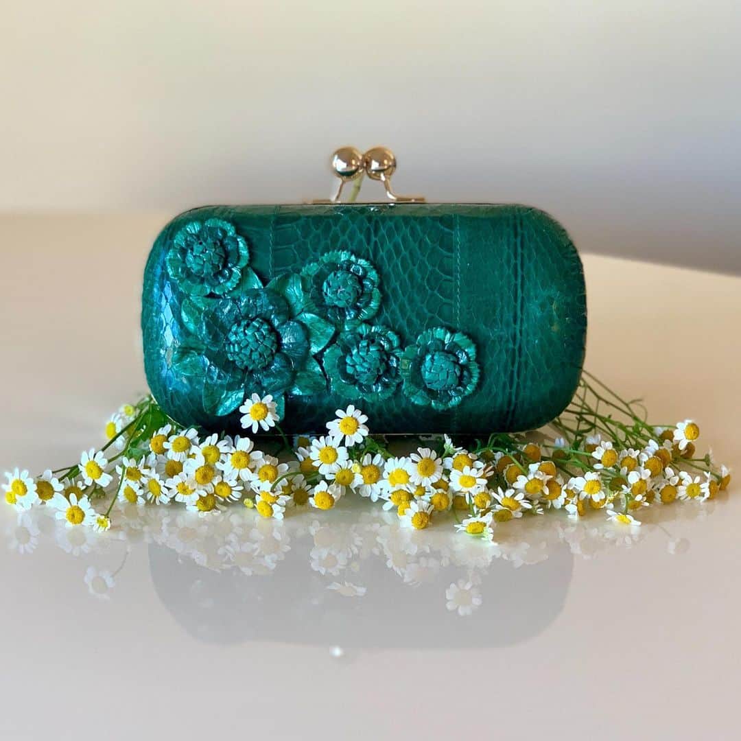 インガクリストファーのインスタグラム：「Dreaming of a garden party.  In the mean time stay safe and stay #stylish wherever you are. #minaudiere #emeraldgreen #phonefriendlyclutch」