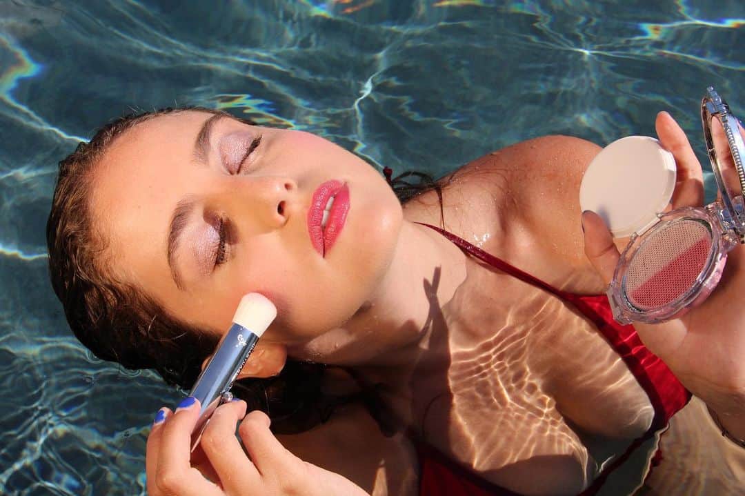ジル・スチュアートのインスタグラム：「Get that sweet summer glow with Jill Stuart Beauty’s Blush Blossom Dual Cheek Color and Jelly Eye Color. Along with a swipe of Lip Blossom, this look provides the perfect pop of color and luscious shimmer for a hot summer’s day by the pool! 🌸 ✨  Camera 📸: @itsfurtun  #jillstuartbeauty #summermakeup #jellyeyecolor #lipblossom #blushblossom」