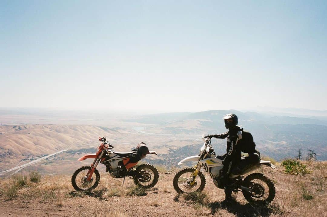 Dark Wavesさんのインスタグラム写真 - (Dark WavesInstagram)「Heading back to the trucks after a little moto camping trip with @bigtastexxl last month」8月20日 8時03分 - dark_waves