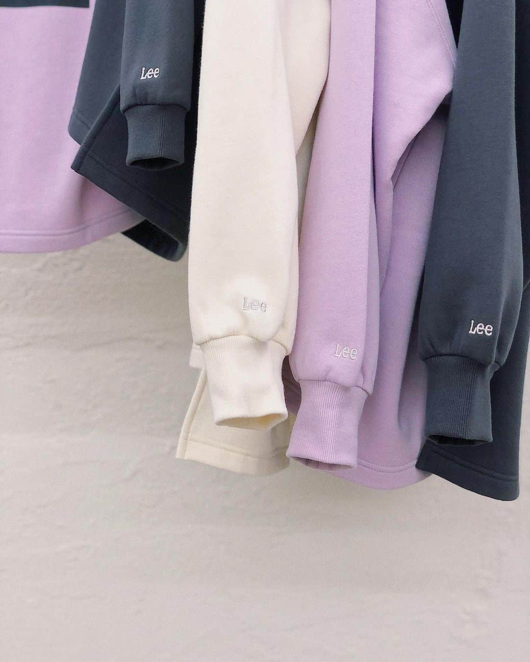 のインスタグラム：「LEE×CIAOPANIC TYPY﻿ ﻿ ﻿ ﻿ 言わずと知れた老舗デニムブランド”Lee”。﻿ ﻿ 伝統的なディティールは継承しつつ、﻿ 現代的にアップデイトされたスタイル﻿ 美しいシルエット﻿ そしてデニムメーカーならではの﻿ クオリティの高さが特徴です。﻿ ﻿ ﻿ 毎シーズン人気の﻿ TYPY限定コラボアイテムがこの秋も登場!!﻿ ﻿ ﻿ 是非チェックして下さい🏷﻿ ﻿ ﻿ ﻿ ﻿ ﻿ ﻿ ﻿ ﻿ ﻿ ﻿ ﻿ ﻿ ﻿ #lee #スウェットコーデ #スウェット #スエット #パーカーコーデ #パーカー #おそろいコーデ #おそろい #おそろっち #おそろ #親子コーデ #親子リンクコーデ #親子ペアルック #親子おそろい #リンク #リンクコーデ #くすみカラー #くすみピンク #パープル #くすみパープル #ciaopanictypy #チャオパニックティピー #ママコーデ #メンズコーデ #キッズコーデ」