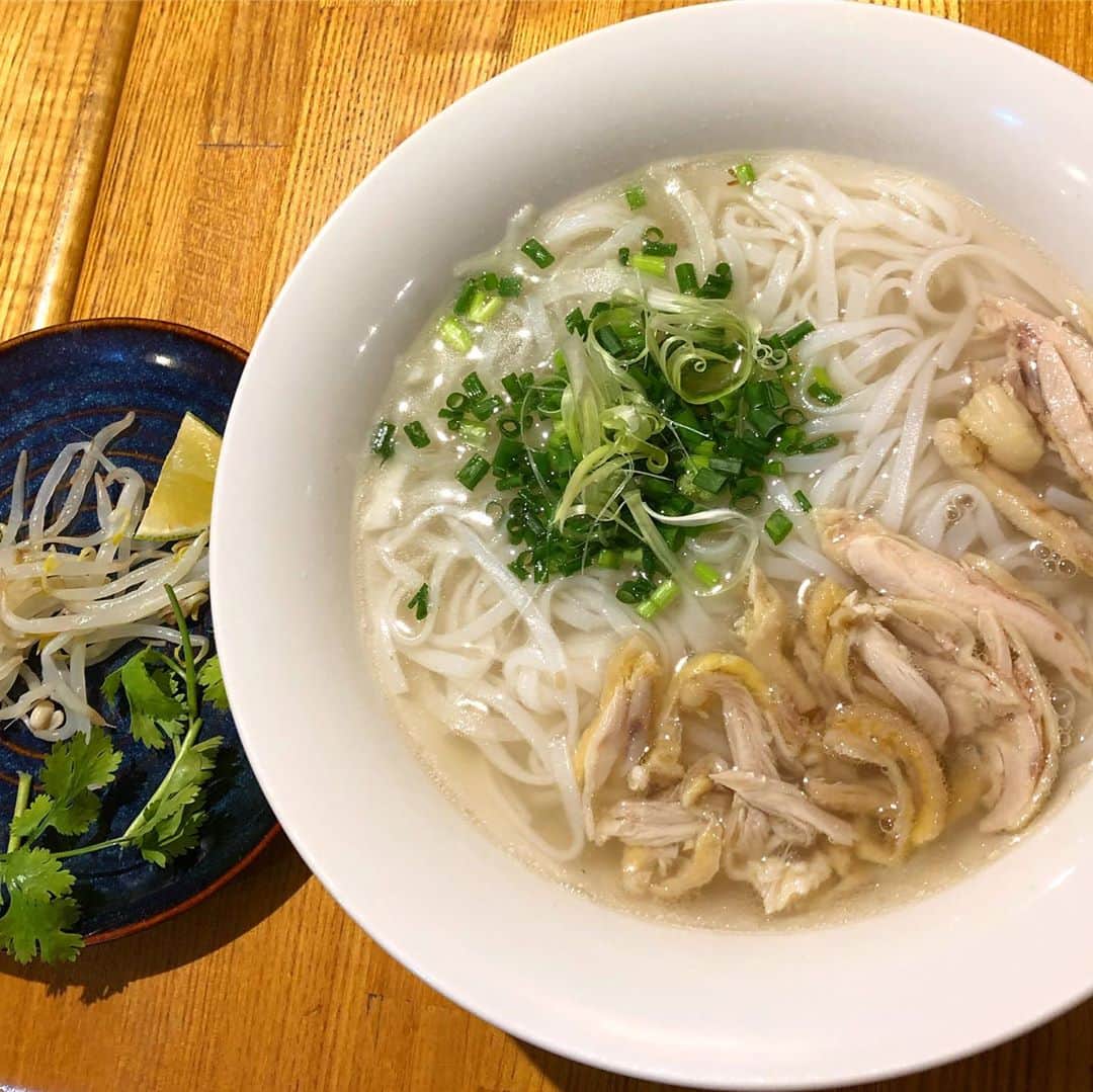 雨月衣のインスタグラム：「昨日はものすごく久々の友達と前橋にあるベトナム料理の「タンマイ」で晩御飯。家庭的なリーズナブルなメニューで本場の味。とても美味しい！鶏肉のフォーと生春巻きと揚げ春巻きとデザートのセットで850円！店員さんもベトナムの方(だと思う)店内の雰囲気もまるでベトナム。お持ち帰りでバインミーも注文。これまた本場の味で美味しかった！ #ベトナム料理 #タンマイ #ベトナム料理タンマイ」