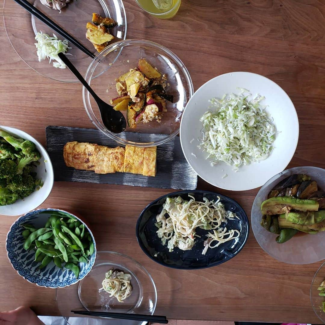 山田優さんのインスタグラム写真 - (山田優Instagram)「ある日のお昼にお邪魔した、友人宅。  ご飯を持ち寄ったものと、 ゆみちゃんの美味しいご飯♥️  自分では出来ない味付けに 全部作り方を聞くって言う。w  私の作ったものは クリームパスタに 茄子の煮浸し カニかまの入った厚焼き玉子白だし味に ブロッコリーの塩昆布和え  @unemanucurist ゆみちゃんのお洒落なサラダ美味しかったな～。  今度作ってみよう✨  大人はゆっくり食べて飲み話し  子供はプールにゲームに盛り上がり  楽しい休日でした。  こういう、当たり前の友達との交流に本当に感謝だー。」8月20日 8時15分 - yu_yamada_