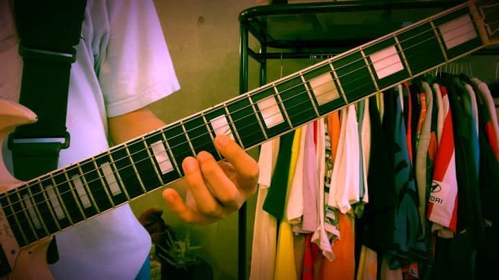 小野武正のインスタグラム：「わしにちは！わしです！﻿ ﻿ 本日のわしつなぎはKEYTALKの超レア曲といっても過言ではない僕のなか！！！この曲最後に演奏したのいつなのだ！！！久しぶりに聴いたけどええ曲やな！！！最後のリフで今までエイトビートだったのが四つ打ちになるの最高やないか！！！ということで今日は1Aメロ前半を弾いてわしならぁだ！！！わしならぁぁあ！！！﻿ ﻿ #わしつなぎ﻿ #keytalk﻿ #もちろん﻿ #わしのなか」