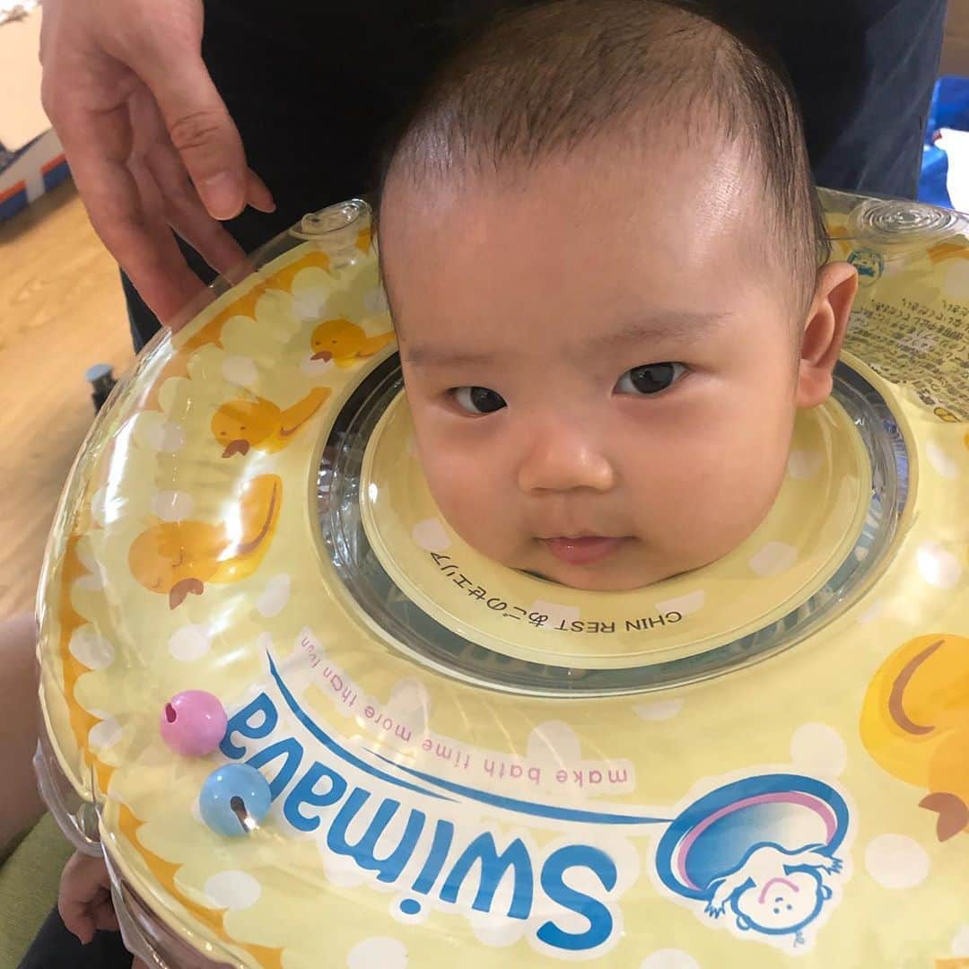 馬渕史香のインスタグラム：「届いたので早速試着 まんざらでもない表情いただきました📸 . ずっと気になっとったんやけど、菜緒（ @nao0528 ）んとこの子が楽しそうに泳いどるのを見て&運動とかいろいろいいコトいっぱいってのを知って、こりゃ早く使い始めるに越した事ないって思って買ってみた😋 . #あしざわ家 #スイマーバ #スイマーバベビー  #赤ちゃんのいる生活 #令和2年生まれ #5月生まれ #男の子ベビー #令和ベビー #babyboy #2020baby」