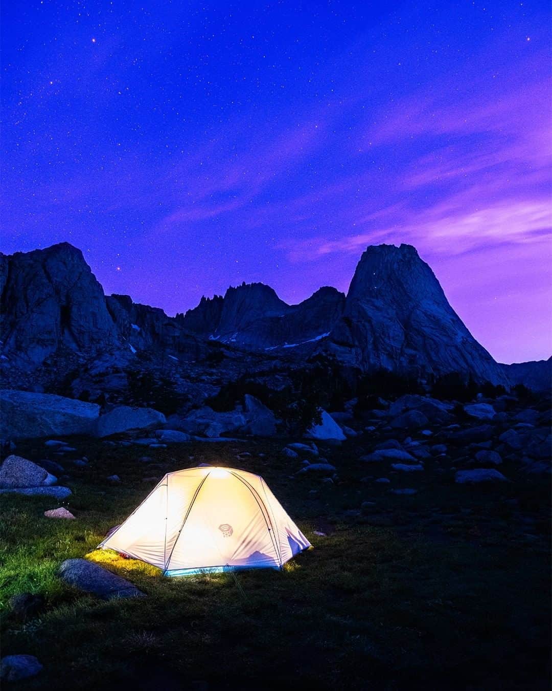 マウンテンハードウェアのインスタグラム：「Chemicals don’t belong in the outdoors… Flame-retardant coatings are proven to break down over time and have harmful impacts on our health and environment. That’s why our entire tent collection is made FR-free. Better for you, better for our factory workers, better for the planet. Photo: @pullphoto.」