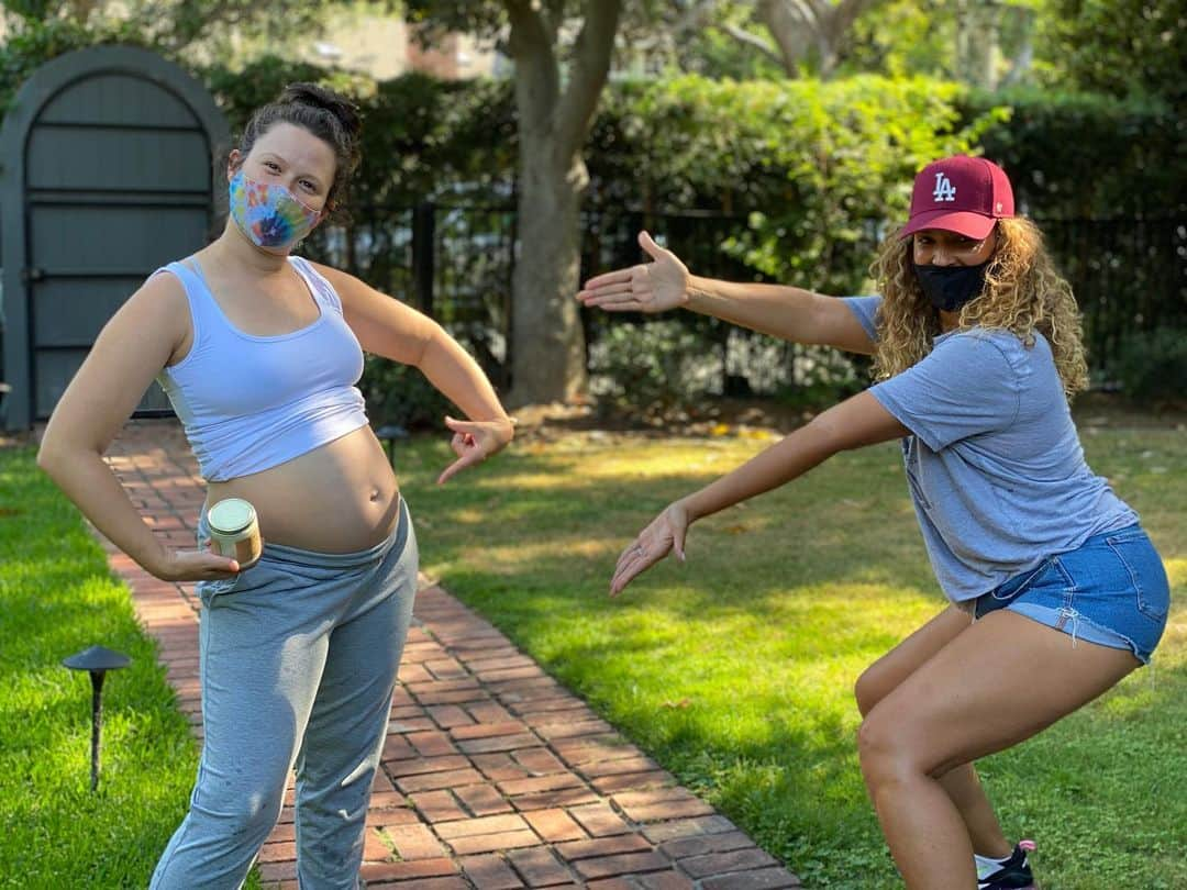 ケイティ・ロウズさんのインスタグラム写真 - (ケイティ・ロウズInstagram)「i met this badass mama-friend of mine back in prenatal yoga when i was preggo with albee. since then she has started and grown her business @kiki_kreme. i am OBSESSED. i used it on my belly every day last pregnancy and this one to prevent itching and stretch marks. i also use it on albee after his bath, @shappyshaps uses it as a beard oil, you can use it in the tub, or as a leave-in conditioner, and also after you’ve gotten sun. It smells freaking delicious and it’s a staple in our household!!! “From Belly, To Baby & Beyond!” Congrats @destinee416 on @kiki_kreme and THANK YOU for dropping more off when we ran out and tell Bryson we love him!」8月20日 8時47分 - ktqlowes