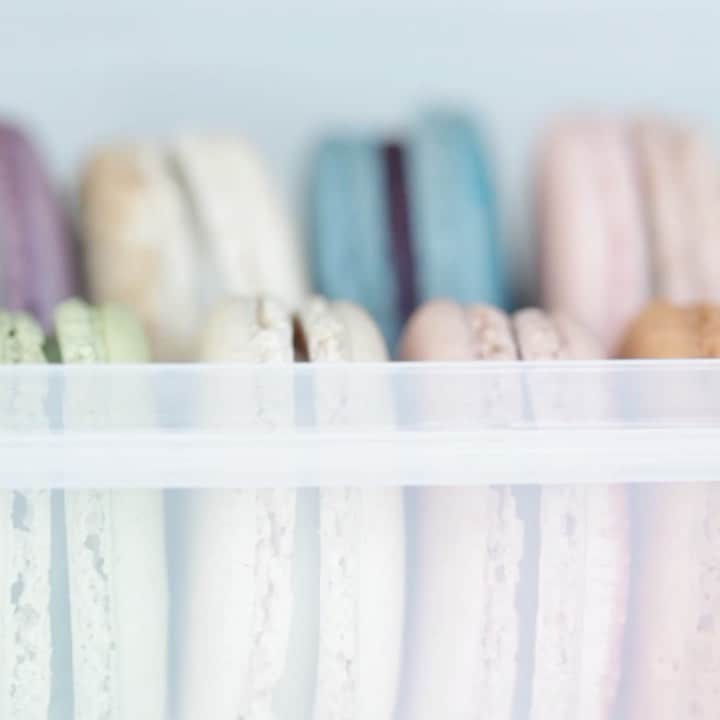 Lustrowareのインスタグラム：「Love macaroons? Our Easycare container keeps food fresher and longer. Keep them fresh and have delicious food 🧁🍰🍩」