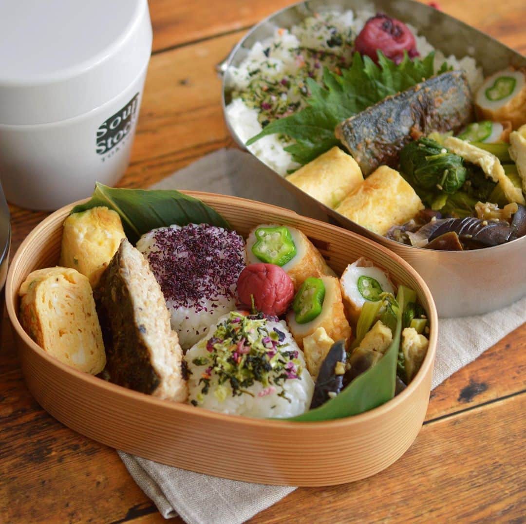 yukiyoのインスタグラム：「2020.8.20* ・ 今日のお弁当 ・ 花むすび、ゆかりおむすび ネギ入り玉子焼き #下味冷凍 ごまドレ漬け鯖焼き ちくオク 小松菜お揚げ梅酢炒め なす香味だれ お湯を入れるお味噌汁付き ・ ・ 最近暑くて夜中に目が覚める ・ 一昨日は2:00頃、エアコンが止まっていた。 ・ 何故？ 妖精でもいるのか⁇ ・ ・ 昨日は1:30頃 しばらくエアコン前で涼んでから寝室に戻る （寝室にエアコンつけてない） ・ しばらくしてパシッ、ピシッと家鳴りの様な音 （マンションです） ・ ・ もしかして妖精じゃなく幽霊？ 何故？ 何か言いたい事でもあるのかしら？ ・ ・ 妖精でも幽霊でもいいから 部屋の中少し涼しくしてくれんかね ・ ・ ・ #しまったお弁当詰める向き上下逆だった ・ #お弁当 #obento #bento #lunch #lunchbox #onthetable #japanesefood #暮らし #曲げわっぱ #lin_stagrammer #ロカリ #おうちごはんLover #マカロニメイト #IGersJP #おむすび #おにぎり」