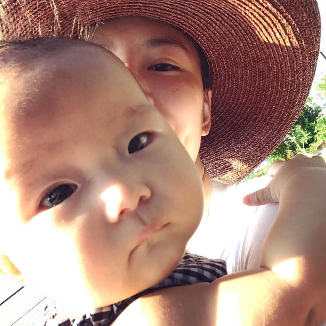 のインスタグラム：「僕のわたしの夏休み👒 時間があれば子ども達をプールに👙  わたしは、お日さんとの戦いです💛🤣笑  三千円ほどで買ったビニールプールは、ひっくり返して洗って干せるし、収納を占領しないし、電動空気入れがあれば言うことなし‼️ 本当にいいわぁ〜💛💚💙  2年も使えると思ってなかったけど、まだまだ使えそうだね笑✌️  #おうち時間#プール #子ども達の#夏休み #三児の母  #intex#pool #👦👧👶🐶🐶🐱」
