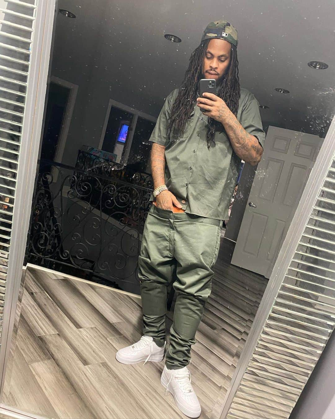 ワカ・フロッカ・フレイムのインスタグラム：「2020 Waka.... fucking mirror pics 😂🤣」