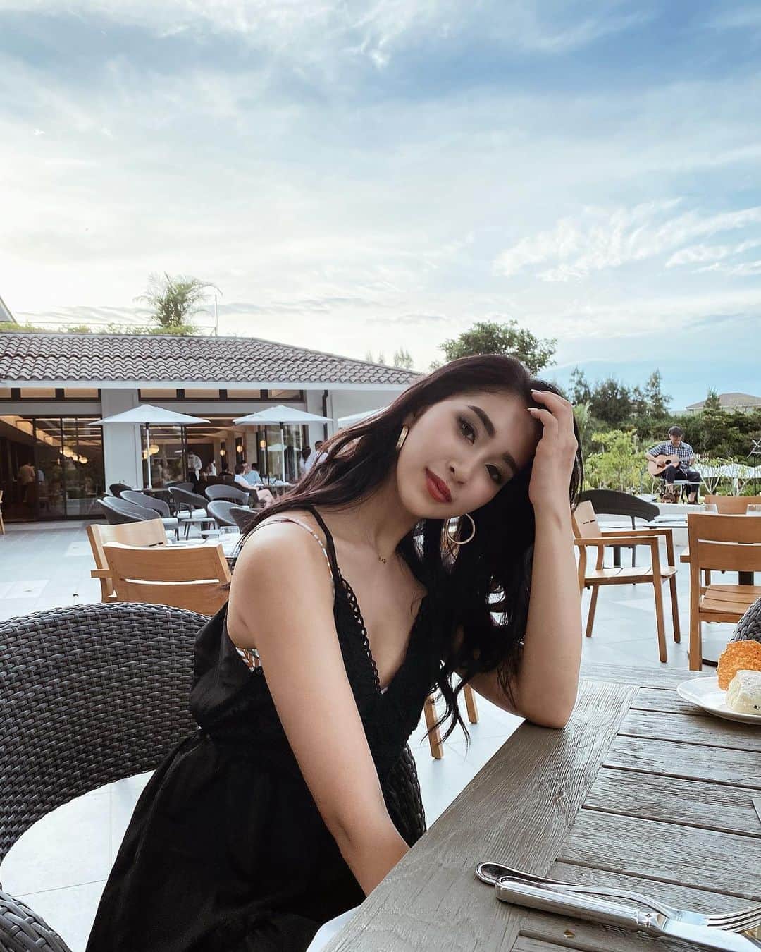 のインスタグラム：「#マリア美容 身体のパーツの中で二の腕が一番お肉がつきやすい体質で、なんで二の腕ばかりに肉がつくのか調べたら原因が色々あるということがわかった☝️特に私に当てはまっていたのはこれ⬇️ ❶猫背　→ デスクワークが多かったり、姿勢が悪く猫背気味という人は特に使うことがなく、二の腕がたるみやすい傾向にあるみたい！ ❷セルライト　→リンパの流れが原因で老廃物を溜め込みやすくしている セルライトには　#セルトーン が一番効果がありました✨固くなった脂肪が柔らかくなってリンパの詰まりも改善してきてるよ😊💓 毎月 @sbeautyclinic で受けています‼️  後は筋力をそれなりにつけること‼️引き締めにはやっぱり筋肉をつけることが一番だよね👨‍🦲←  #マリア美容　#二の腕痩せ #二の腕太くなる原因　#エスビューティークリニック #美容　#美意識　#セルトーン　#セルライト　#猫背　#メイク　#メイクアップ　#美意識　#黒髪　#沖縄　#ハレクラニ沖縄」