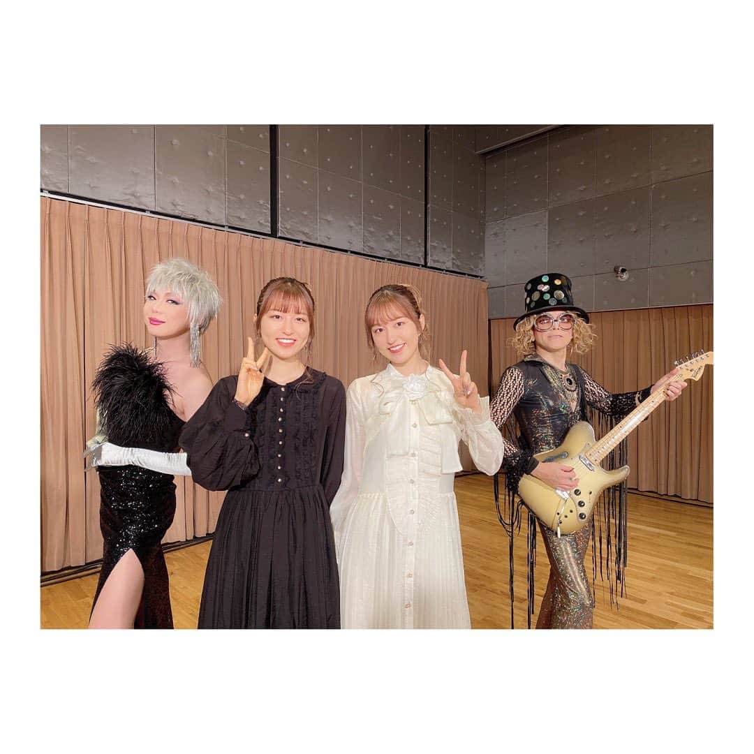 のインスタグラム：「おはようございます☀ - SMA配信イベント『ズームイン！！SMA！』 いよいよ、今日ですね♥️ 開場19:30 / 開演20:00 / 終演23:00 ※公演時間は約3時間を予定（前後する可能性がございます） イベントサイト：https://sma-event.com/zoominsma/ - ROLLYさん × ミッツ・マングローブさん × りかりこ COMPLEX「BE MY BABY」を披露します🎶 - #リカリコグラム #りかりこ #双子#双子コーデ #ズームインsma #followme#twins #japan#love」