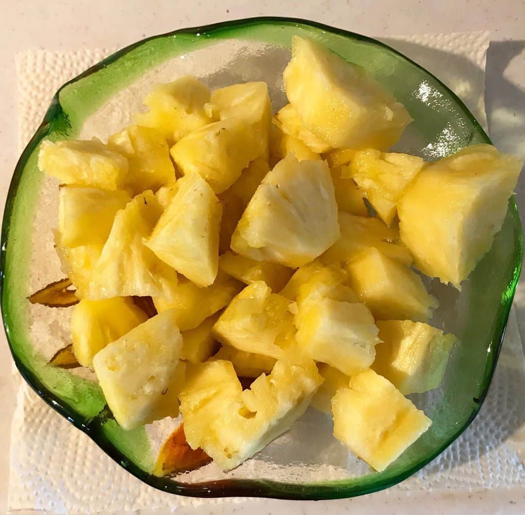 MOOMINのインスタグラム：「ご近所さんからいただいた パイナップル🍍 完全無農薬でしかも湧水で育てたらしい、 ありがたくいただきます  #完全無農薬 #湧水 #パイナップル #味見したらめちゃくちゃ美味かった #無限にイケちゃうやつ」