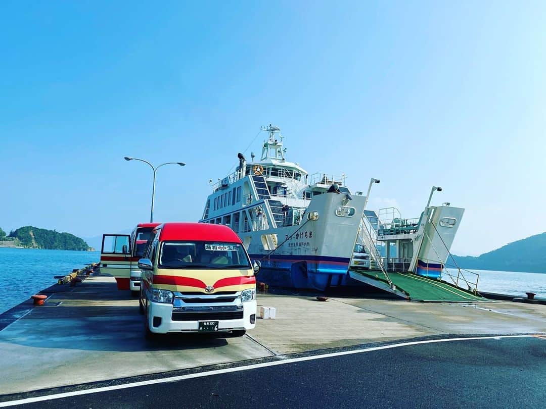 三谷晶子のインスタグラム：「陸と海、行き交う人々で賑わう朝の加計呂麻島。  #加計呂麻島　 #kakeroma  #kakeromajima  #kakeromaisland」