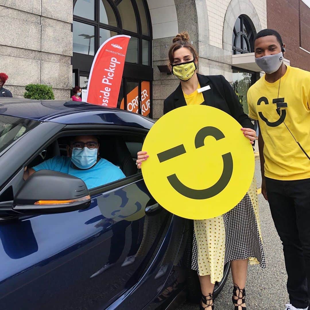 Nordstromさんのインスタグラム写真 - (NordstromInstagram)「To celebrate this year's Anniversary Sale, we've been surprising curbside customers with some special treats—and we're not done yet. Pick your order up curbside at your local store any day during the rest of #nsale and you may just get a surprise yourself! *while supplies last」8月20日 9時11分 - nordstrom