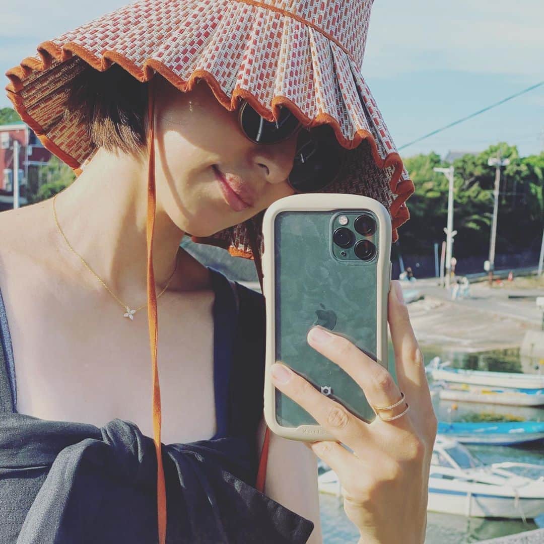 小泉里子さんのインスタグラム写真 - (小泉里子Instagram)「今年は @mikomori_official で買った帽子がお気に入り。 見た目も可愛いし、日除けもバッチリ👌 ツバをあげると、最初はみんな微妙な反応だけど、そのうち可愛く思える、ジワジワタイプのお帽子よ。お出かけの時は、小さくたためるのも嬉しい。」8月20日 9時17分 - satokokoizum1
