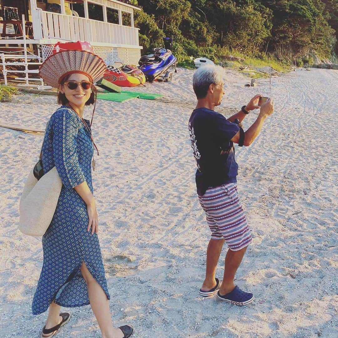 のインスタグラム：「今年は @mikomori_official で買った帽子がお気に入り。 見た目も可愛いし、日除けもバッチリ👌 ツバをあげると、最初はみんな微妙な反応だけど、そのうち可愛く思える、ジワジワタイプのお帽子よ。お出かけの時は、小さくたためるのも嬉しい。」