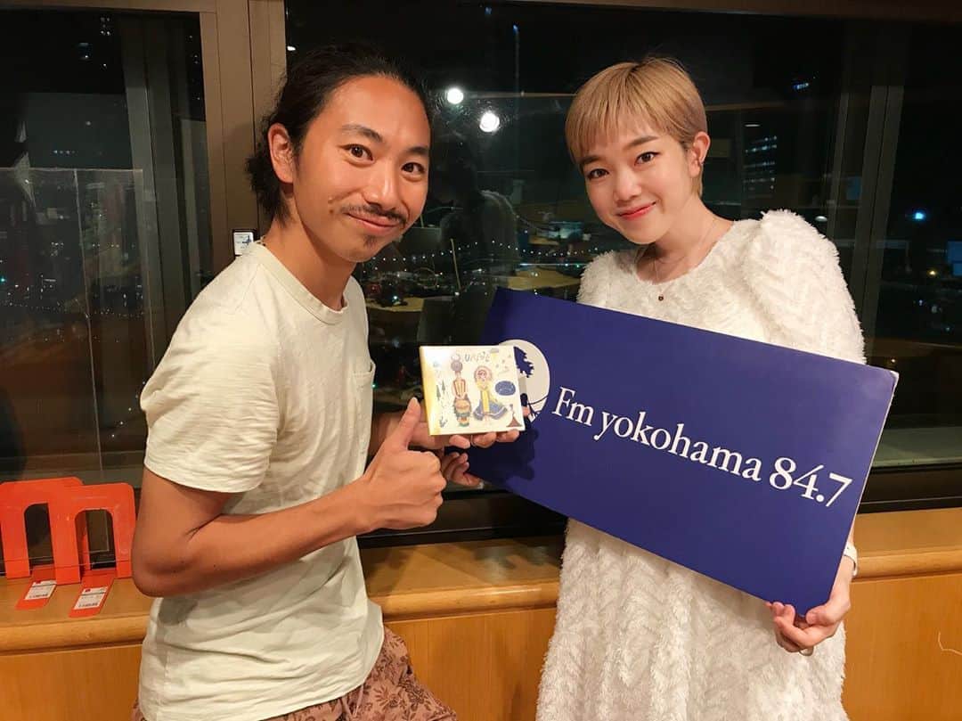 佐藤史果のインスタグラム：「@shamanz_official  @tamatsuboi  @sato_fumika  @fmyokohama847_official  ・ ・ Tamaくんのお部屋に遊びに行って来ました📻♡ 出逢って10年、6年振りの再会でした👫🏻 TamaくんのSpecialなGuitar🎸で #Journey と #ひこうき雲 歌わせていただきました。✈️☁️✨ ・ ・ Full session on youtube.▶️ 👇🏻 https://youtu.be/nJtMejPv3mc ・ ・ one-piece👗 @__cepto」