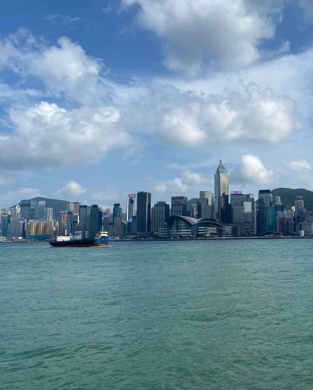 大見謝葉月さんのインスタグラム写真 - (大見謝葉月Instagram)「香港は移動手段に船もあるの⚓️ 30円くらいでのれるよ🚢 #香港#hongkong#フェリー」8月20日 20時11分 - h_a_z_k_i