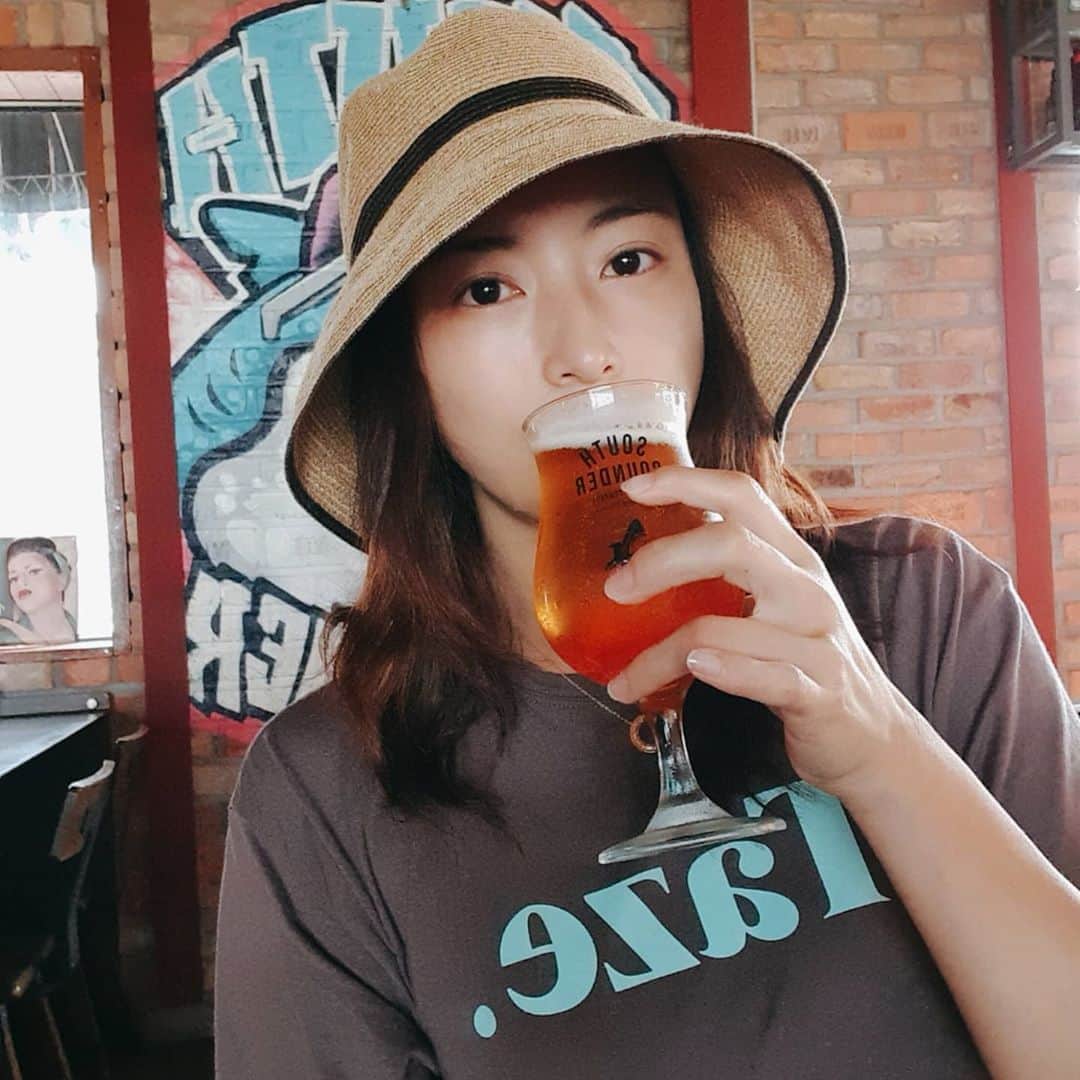 チョン・ダへのインスタグラム：「딸래의 추천 ᆞ 오늘은 남쪽으로 튀어 보았다~🤭 캬~🍻 중문에 위치한 SOUTH BOUNDER 유명호텔 주방장 출신답게 훌륭한 맛의 음식들이 기다리고 있음. . 남편친구가게이기도 해서 요리실력은 이미 잘 알고 있지요~~!!! 예전 호텔에 계실때도 자주 갔었구요 ᆞ 수제맥주와 함께 맛있는 음식을 즐기기 딱 좋은 곳. 중문에가시면 한번 남쪽으로 튀어보시길~🏃‍♀️🏃‍♂️  #딸래in제주 #제주도민 #제주일상 #제주살이 #제주중문 #남쪽으로튀어 #사우스바운더 #제주수제맥주 #제주핫플」