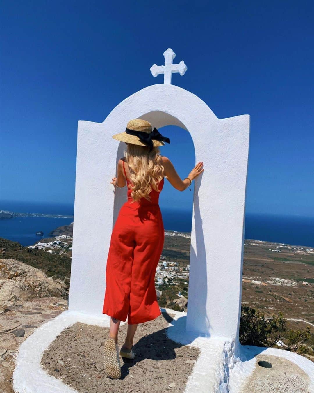 エム・フォードのインスタグラム：「Santorini really is one of the most beautiful places in the world 💙. Having the best time of my life exploring this wonderful island with @8_cyl 💙❤️💙. ⠀ 📸 by @8_cyl Jumpsuit: @jcrew  Shoes: @birkenstock  ⠀ ⠀ ⠀ #mypaleskinblog #santorini #travel #oia #santorinioutfit #ootd #travelbloggers」