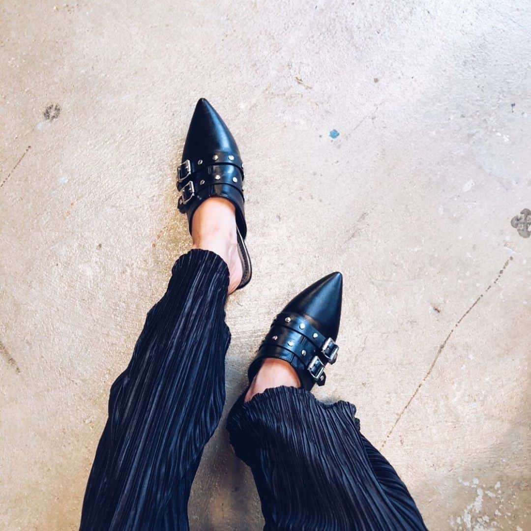 のインスタグラム：「#shoes﻿ ————————————﻿ ﻿ ☑︎ 2belt Studs Babouche (¥8,990+tax)﻿ ﻿ 入荷後大好評頂いている #スタッズシューズ  リクエストにお応えして少量再入荷！  モードな雰囲気でスッキリとした足元を演出してくれるイチオシアイテム。﻿ 派手すぎないスタッズ付きベルトデザインがコーディネートを引き締めてくれます◎﻿ ローヒールで歩きやすさも抜群♥️﻿ ﻿ ————————————﻿ #お問い合わせ番号w1744」