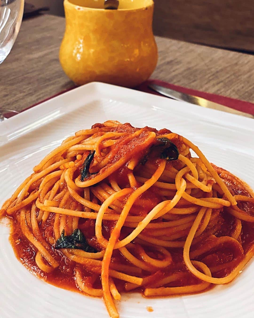 sananasさんのインスタグラム写真 - (sananasInstagram)「Spaghetti 🍝 à la sauce tomate : LA BASE ! Vous êtes prêts à voir des photos de pâtes et de mozzarella tous les jours ?... Just saying... 👀🙈 Tellement bon ce restau qui ne paie pas de mine !   #spaghetti #Happiness #Tivoli #PastaLover」8月20日 18時43分 - sananas2106