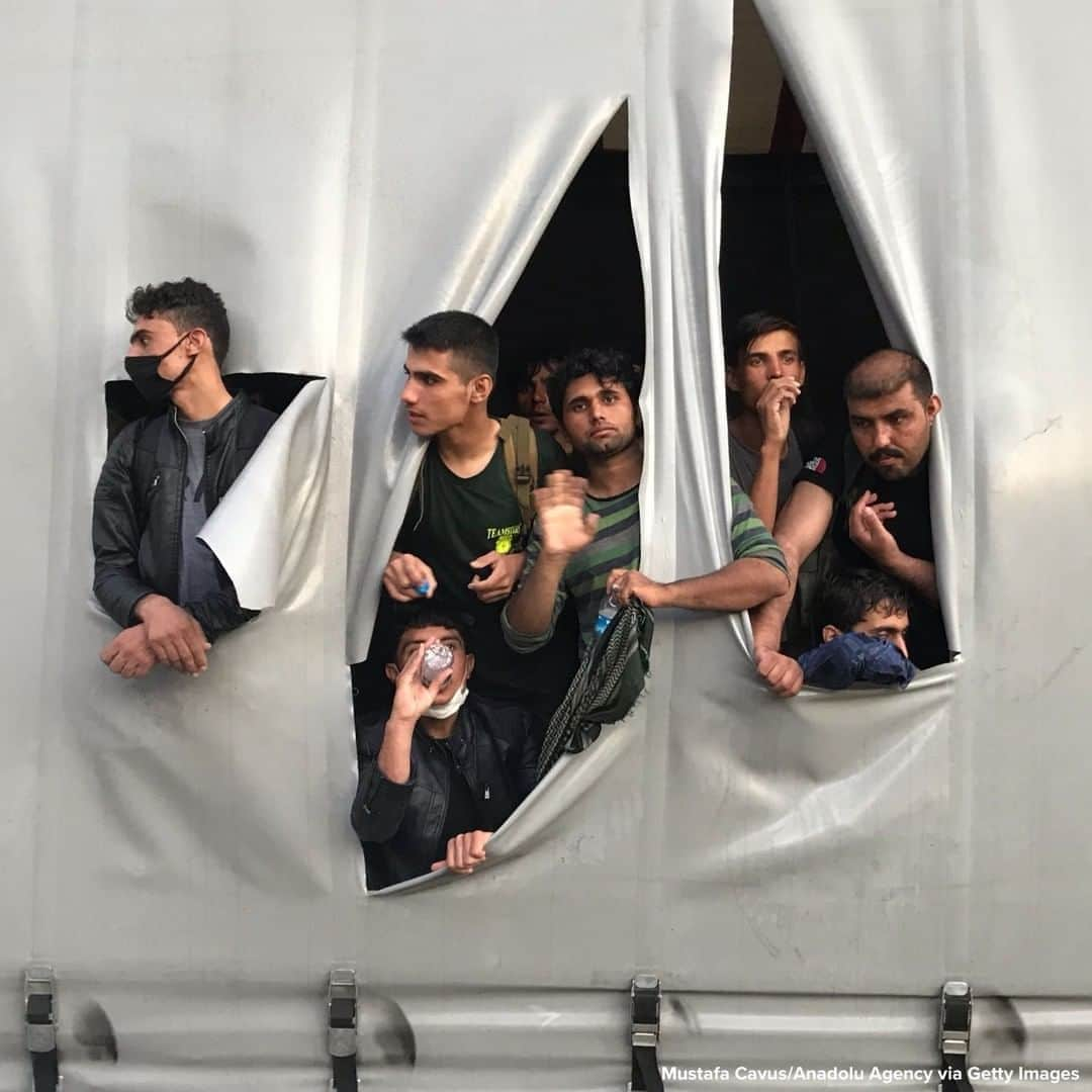 ABC Newsさんのインスタグラム写真 - (ABC NewsInstagram)「Migrants who hid in a trailer are found after tearing the tarpaulin covers due to the hot weather in Samsun, Turkey. Police distributed water to those who were overwhelmed by the heat. #migrants #turkey」8月20日 18時44分 - abcnews