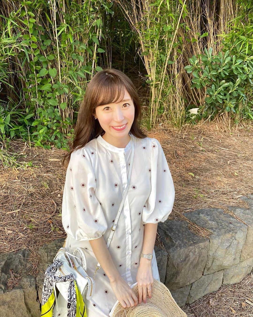 小林真由のインスタグラム：「8月も後半🌻﻿ 今年は近所のお散歩焼けをじわじわしております🐻 ﻿ 熱中症にはくれぐれもお気をつけください🙏💓﻿ ﻿ ﻿ #夏 #女の子ママ #ママライフ #女の子ベビー #ベビー #ファッション #コーデ」