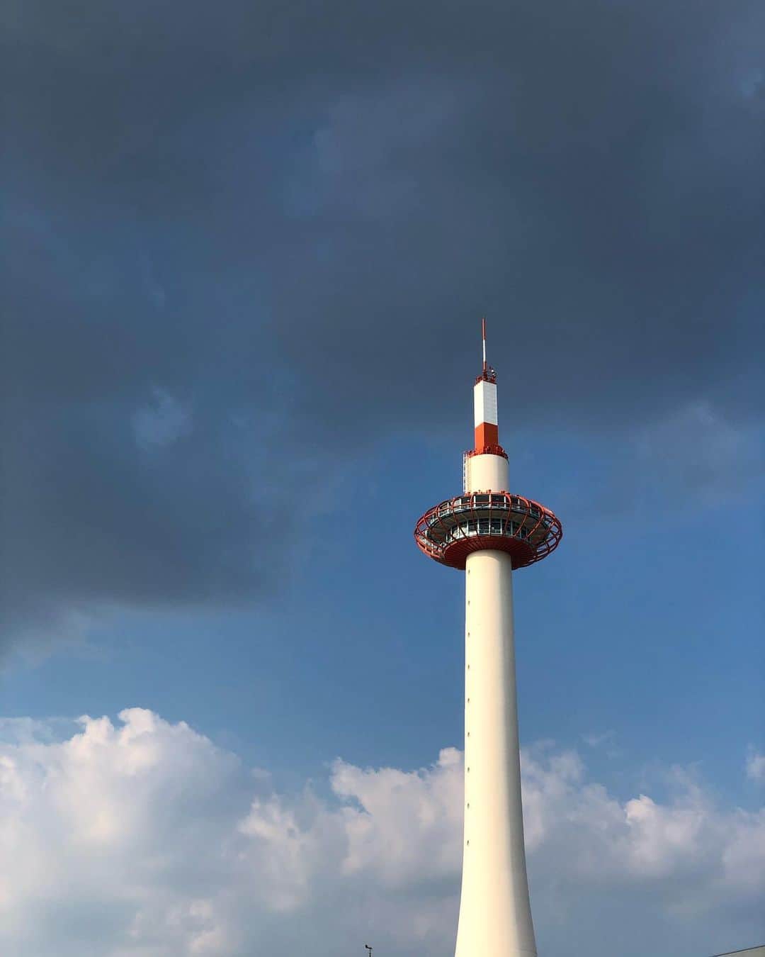 木下ココさんのインスタグラム写真 - (木下ココInstagram)「空が真っ青でジオラマみたい🗼 こんなに晴れてるのに上には雨雲☁️ ・ ・ #ジオラマ #京都タワー」8月20日 18時47分 - cocot_chan