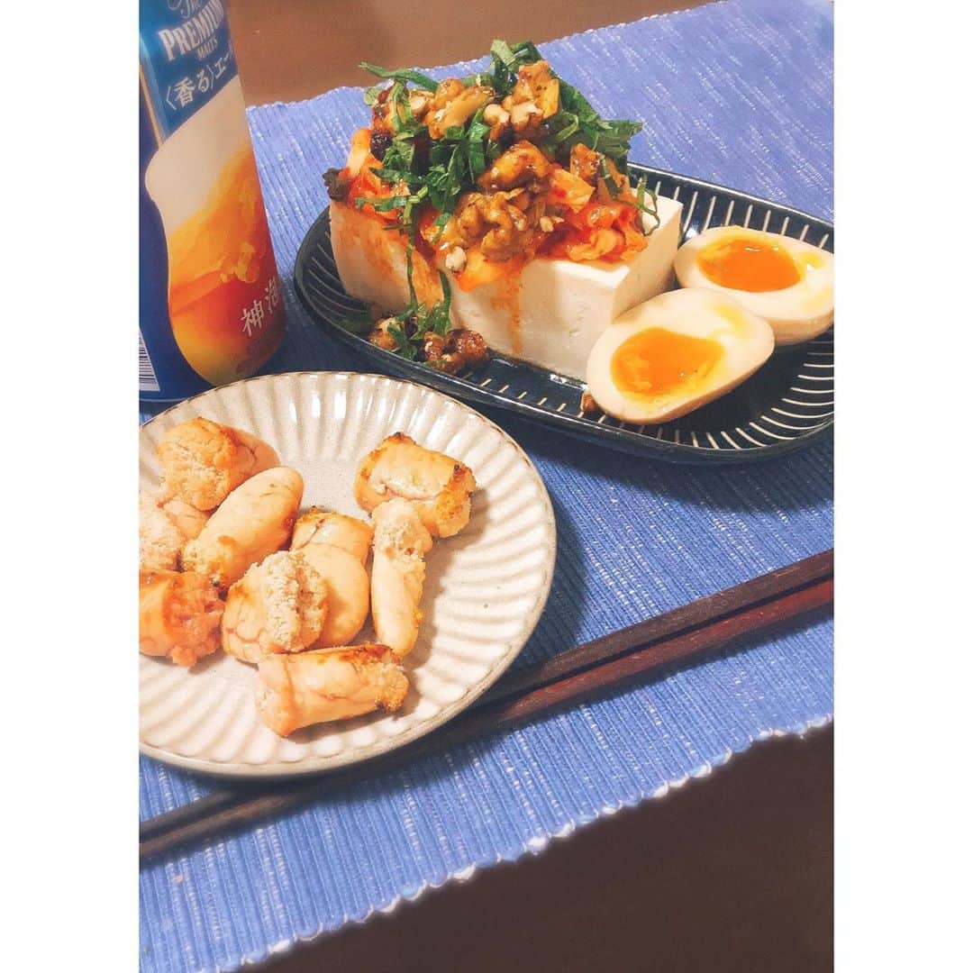 加藤侑紀のインスタグラム：「▽▼ 下面有中文 ▼▽ 女友達が激しく同感の最高晩酌セット😚 栄養バランスとか無視、でもいいのよたまには👍🏻 #映画見ながら #焼きタラコ #自家製味玉 #キムチ豆腐  ・ 女性朋友激同意的最佳下酒套餐😚 偶爾可以不考慮營養怎樣，開心就好👍🏻 #看電影 #烤明太子 #滷蛋 #泡菜豆腐  ・ ・ #最高のおつまみ #おつまみセット #下酒菜 #ひとり晩酌 #おうち晩酌 #オジサン #歐吉桑  #youki飯 #日台ハーフ #台日混血兒 #台日友好 #日台友好 #愛台灣 #學日文 #日語學習 #日文教學 #中国語勉強 #帰国子女 #バイリンガル #女優 #演員 #actresslife🎥」