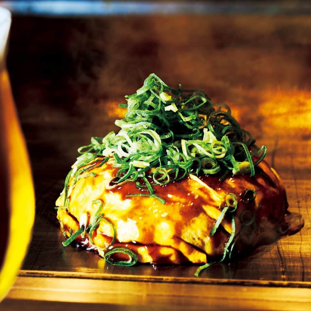 東京カレンダーさんのインスタグラム写真 - (東京カレンダーInstagram)「ラグジュアリーな空間で本場広島のお好み焼きとビールに酔いしれる﻿ ⠀⠀⠀⠀⠀⠀⠀⠀⠀﻿ ①卵に包まれた小高いお好み焼きは中の麺が蒸し焼き状態なのが特徴。﻿ 写真は大葉がアクセントになっている看板メニュー「電光石火」、「ザ・プレミアム・モルツ〈 香る〉エール」﻿ ⠀⠀⠀⠀⠀⠀⠀⠀⠀﻿ ②カウンター席は目の前でスピーディにお好み焼きが作られていく。﻿ このライブ感がより食欲をそそる。﻿ ⠀⠀⠀⠀⠀⠀⠀⠀⠀﻿ ③④雲をイメージしたという仕切り（手前）が印象的な店内。﻿ 人の目につかない内装なのが隠れ家感もあっていい。﻿ 鉄道を見下ろす窓際のカップル席も人気だ。　﻿ ⠀⠀⠀⠀⠀⠀⠀⠀⠀﻿ ⠀⠀⠀⠀⠀⠀⠀⠀⠀﻿ ーーinfoーーーー﻿ 店名▷ #電光石火 銀座店﻿ エリア▷ #銀座﻿ 電話番号▷03-5962-8038﻿ ※お問い合わせの際は『東京カレンダーのインスタを見た』とお伝えいただければ幸いです。﻿ 住所▷中央区銀座8-2-16 FUNDES銀座4F﻿ ⠀⠀⠀⠀⠀⠀⠀⠀⠀﻿ ーーーーーーーー﻿ ⠀⠀⠀⠀⠀⠀⠀⠀⠀﻿ ★コースの詳細や店内の様子は﻿ 『月刊誌　東京カレンダー2020 10月号　改めて思う、「ビール」って格好いい 』にて﻿ ⠀⠀⠀⠀⠀⠀⠀⠀⠀﻿ ーーーーーーー★ーーーーーーーー﻿ @tokyocalendar プロフィールURLの﻿ 東カレweb（アプリ）では、﻿ 高級グルメ情報や話題のレストラン、﻿ 手土産からテイクアウトグルメなど﻿ 東京のグルメ情報を幅広くご紹介。﻿ そして大人気コンテンツ、東カレweb小説や﻿ トレンドニュースも配信しております。﻿ ーーーーーーーーーーーーーーーー ﻿ ⠀⠀⠀⠀⠀⠀⠀⠀⠀﻿ #東京カレンダー #Tokyocalendar #東カレ #東京グルメ #東京美食 #food #instafood #Tokyofood #japanesefood #東京おすすめ #銀座グルメ　#ginza #yakitori #焼き鳥　#東京焼き鳥　#お好み焼き#teppanyaki#鉄板焼き #電光石火銀座店 #ビール #最新号」8月20日 18時57分 - tokyocalendar