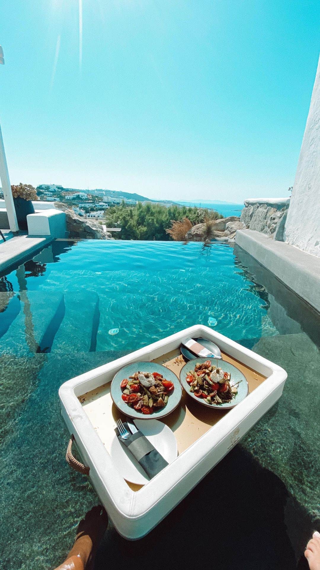 のインスタグラム：「A tour of our pretty hotel @ostracosuites very lucky 🦋🇬🇷」