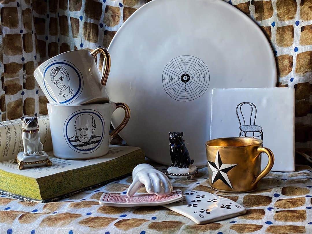 のインスタグラム：「【RECOMMEND】 ドイツ・ベルリン発の陶器ブランド、Kuhn Keramik(クーン ケラミック)。 歴史に名を残す様々な著名人が、独特のタッチで描かれたマグカップや、"不思議の国のアリス"を彷彿とさせるトランプのオブジェなど、物語性に富んだウィットなデザインで暮らしにユーモアを与えます。  #kuhnkeramik #クーンケラミック #berlin #ceramic #lasoufflerie #interior #art #暮らし #hpdeco #hpdecoaosando」