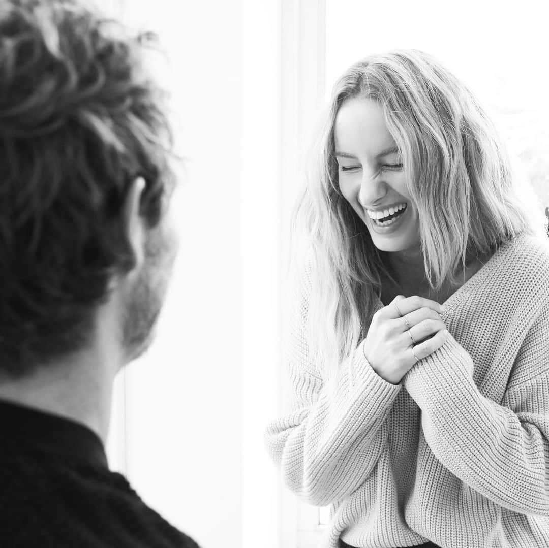 サマンサウィルスのインスタグラム：「99% of the photos I have with my dear friend @maxmade are like this; of the back of his head (which is a true travesty, because he is stupidly handsome.)⠀⠀  ⠀⠀ Max has been painting my face since 2013. If I have to be in front of the camera I do everything I can to ensure the shoot is booked for a date when Max is available. ⠀⠀  ⠀⠀ Max has been my go-to on every major campaign, event, speaking tour or project I have worked on. It’s a mutual foundation built on trust and ease to have someone in your space as close and as often as Max and I have been in each other’s. ⠀⠀ ⠀⠀ He is a true master of his craft and an artist I trust with my brand and how I show up for the public requirements of my work. His know-how empowers me to do my public facing projects with a confidence that is hard to articulate as it relates to hair and makeup, but trust me on the ease and confidence his expertise brings. ⠀⠀  ⠀⠀ This post is not just to celebrate 7 years of working (and friendship!) with him, but also to celebrate his new masterclass where he shows you all of his industry tips, tricks and secrets. A handing over of this type of information is an enormously generous creative offering and one I know will empower many. ⠀⠀  ⠀⠀ It’s one of those courses that you walk away from with golden jewels of information where you think to yourself, “holy shit, I wish I had of known that years ago!” ⠀ ⠀ Head to the link in bio at @maxmade for more info on how you can tap into his magic through his masterclass.⠀⠀  ⠀⠀ Congratulations, MM!. How truly, truly lucky I feel to be able to be painted by your stardust magic. I’m very excited for what’s to come my friend!⠀⠀  ⠀⠀ Big love - SWx」