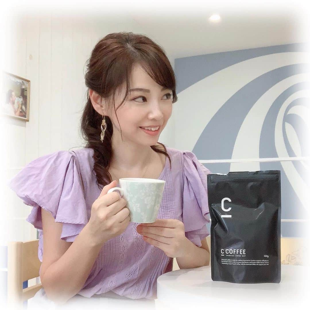 柴本愛沙さんのインスタグラム写真 - (柴本愛沙Instagram)「毎日3杯は飲んでいるコーヒー☕️ これをチャコールコーヒーに変えるだけで ダイエット効果があると友達に聞き♡ 私もC_COFFEE @c_coffee_official 始めてみました。  ブラジル産のコーヒーパウダーに、 長野県伊那地方の赤松炭・竹炭、 美容と健康をサポートするMCTオイルを加えた チャコールコーヒーです。  通常のインスタントコーヒーのようなパウダーで 冷たい水や牛乳にも溶けやすく、 暑いこの時期にはアイスで飲めます♪  チャコールクレンズでデトックスできるし 伊那赤松妙炭が脂質を強力吸着！ スッキリと味わい深い美味しいコーヒーが 美容や健康に良いなんてスゴイ✨  私はこのC_COFFEEをアレンジして、 製氷皿に入れて冷凍庫でキューブ状に凍らせ、 アーモンドミルクに入れて飲むのがお気に入り。 とっても美味しいよー☕︎  #おうちカフェ #C_COFFEE #Cコーヒー #チャコールクレンズ #コーヒー好き #チャコールコーヒー #ダイエットコーヒー #コロナ太り #デトックス #コーヒーパウダー #長野県伊那地方 #赤松炭 #竹炭 #美容 #健康 #MCTオイル #香り豊かなコーヒー #置き換え #チャコールコーヒーダイエット #ダイエッター #アーモンドミルクラテ #コスパ最高 #コーヒータイム #コーヒーのある暮らし #コーヒー好き #コーヒー好きな人と繋がりたい」8月20日 18時59分 - aisa_shibamoto