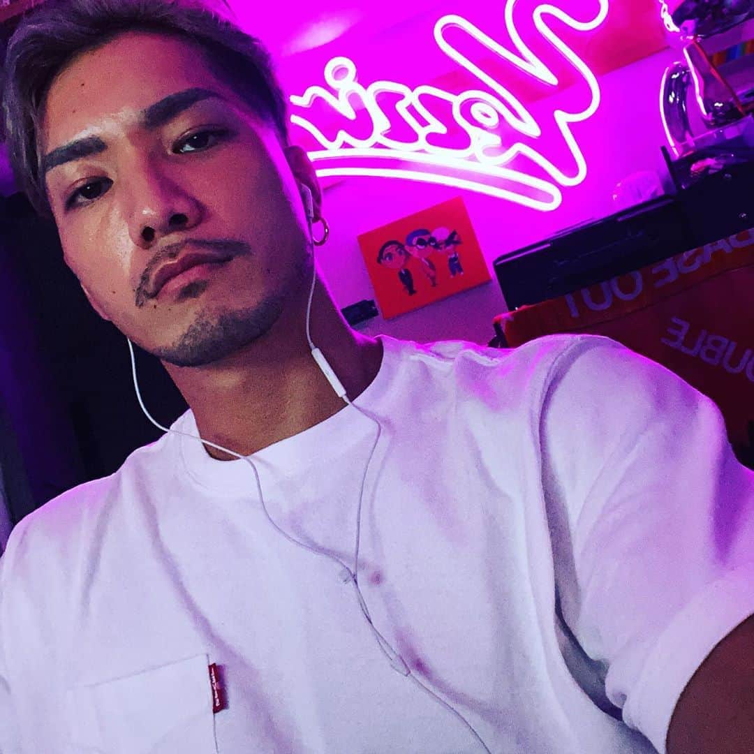 のインスタグラム：「Powerbeatsフル充電から果てるまで続くドーベルオンラインセッション🔋🔌仲良しかよ😂😂 #LifeofDI」
