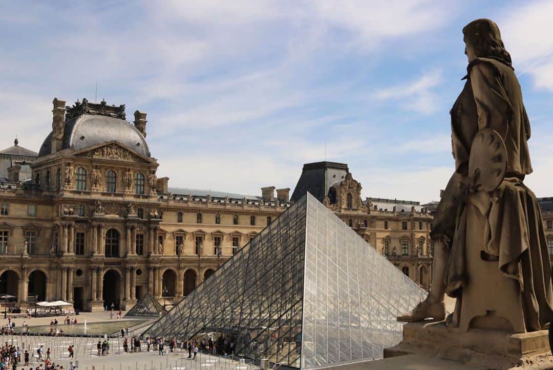 のインスタグラム：「. 🇫🇷 Envie d’une pause gourmande ? 🍴 - ☕ Cafés et restaurants sont présents au cœur du musée du Louvre pour vous permettre de recharger les batteries avant de poursuivre votre visite ! - 😋 Déjeuner avec vue imprenable sur la cour Napoléon sur la terrasse du #CaféMollien, snack rapide sous la Pyramide chez Paul ou repas en famille chez #Goguette : il y en a pour tous les goûts ! - - - - 🌍 Fancy a gourmet break? 🍴 - ☕ Cafés and restaurants are located throughout the museum to allow you to relax and recharge before continuing your visit ! - 😋 Lunch with a breathtaking view on the Cour Napoléon on the #CaféMollien’s terrace, or a quick snack under the Pyramid at Paul, or a family meal at #Goguette : there is something for every taste! - 📸 © Musée du Louvre / Maëlys Feunteun . . . #Louvre #MuséeDuLouvre @bistrotbenoit @paulfranceofficiel」