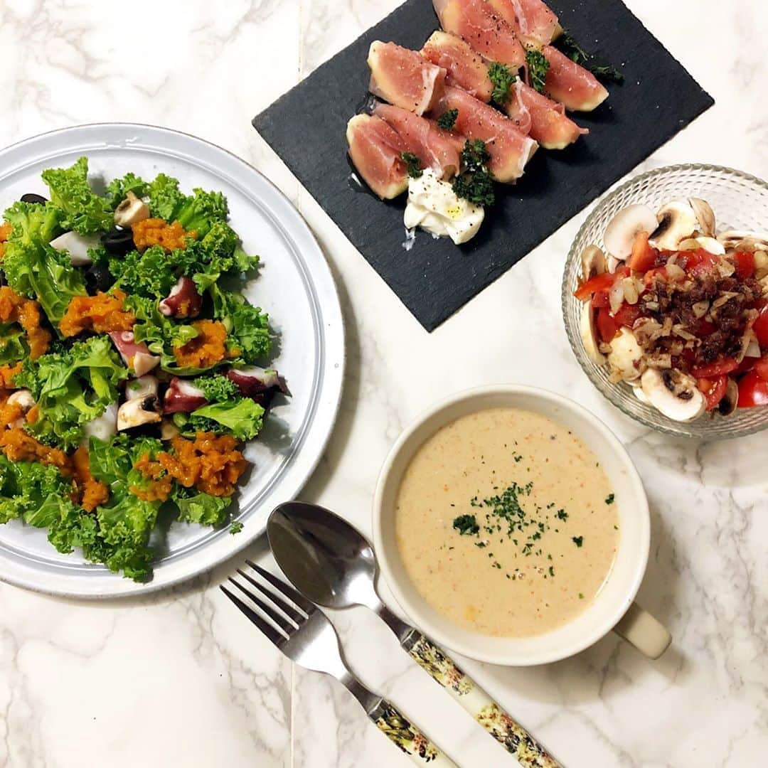 のインスタグラム：「🥗🥗🥗﻿ ﻿ マッシュルーム干し海老人参消化したい、無性にいちじくが食べたい…﻿ ﻿ で考えた献立。﻿ 私らしくなく外食みたいなメニューばかりになりました。💡﻿ ﻿ ＊フレッシュマッシュルームのアンチョビガーリックソース＊﻿ 渋谷のバルで食べて以来マネしてるメニュー✨刻んだにんにくとアンチョビをオリーブオイルで熱してカットした🍄と🍅にかけるだけ。大好き😘﻿ ﻿ ＊干し甘海老のビスク＊﻿ 石川土産の干し海老を玉ねぎと炒めて牛乳と一緒にミキサーにかけてコンソメ入れて煮ただけ。✨海老が美味しいから声が出るほど美味しかった🦐♩﻿ ﻿ ＊生ハムいちじく＊﻿ マスカルポーネチーズと粗挽き胡椒とオリーブオイル🥰緑は前日のサラダで余ったパセリをレンチンでドライにしたもの。﻿ ﻿ ＊タコとケールの人参ドレッシングサラダ﻿ ＊﻿ 大好きな四谷 @viento0920 のお通しで出てくるサラダを真似っこ🤍お店とはちょっと違うけどドレッシングはミキサーにかけた人参に塩胡椒、オリーブオイル、バルサミコ酢です。🐰🥕✨﻿ ﻿ #おうちごはん#おうちカフェ#干し海老のビスク#ビスク  #自炊#おうちごはんlover#自炊#古田の自炊記録#サラダ#海老のビスク#金沢土産#干し甘えび#干し海老#海老 #海老料理#エビ#自炊部#手料理#手料理グラム#foodstagram#instafood#おうち時間#ケールサラダ #ケール#自家製ドレッシング  ﻿」