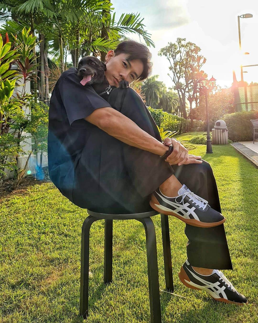 デスモンド・タンのインスタグラム：「Sunsets are reminders that no matter what happens, every day can end beautifully. What a great feeling to enjoy this beautiful sunset with Udon after a long day at work. I'm counting my blessings everyday! Are you? 🌅   I'm diggin' the new Onitsuka Tiger's AW20 OHBORI EX's modern take on its 1974 OHBORI counterpart; retaining the unique sharp toe design. Good balance between the modern and retro look. 🔥  @onitsukatigersg #onitsukatigersg #OHBORIEX」